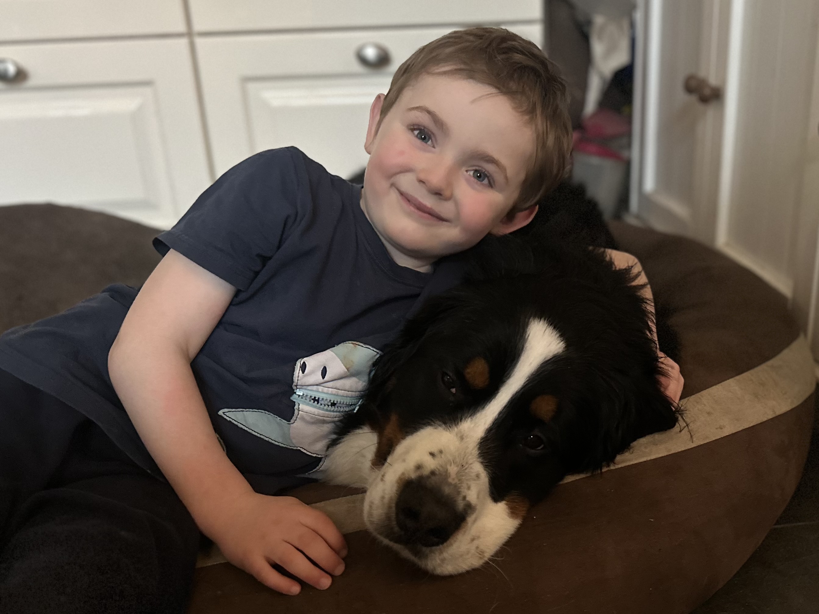 Bruno beim Kuscheln